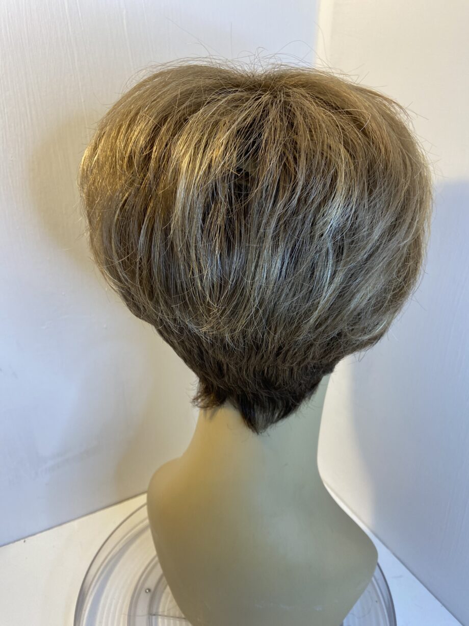 Noriko short light brown wig. Brss409