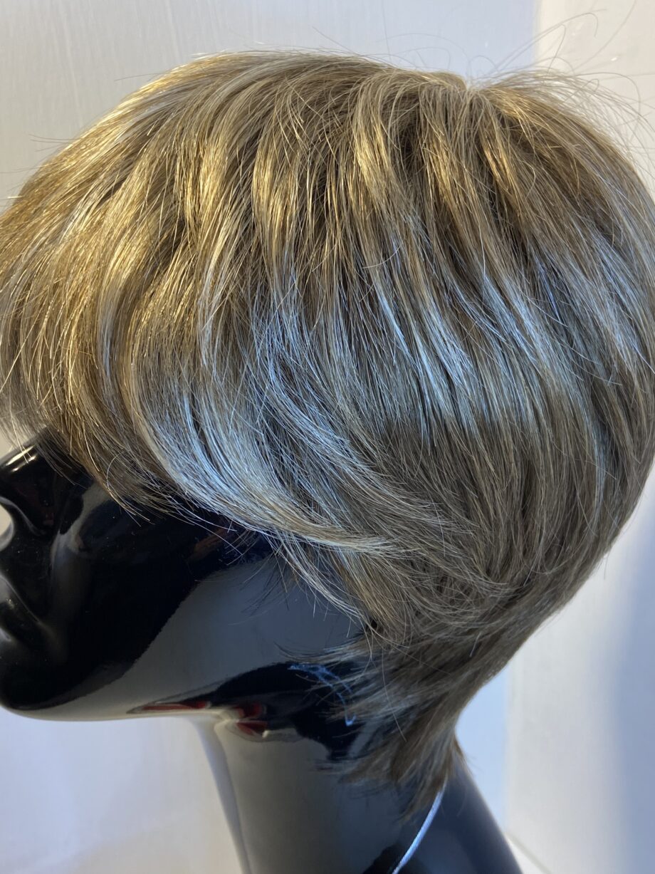 New sand mix short blonde wig. Brss526