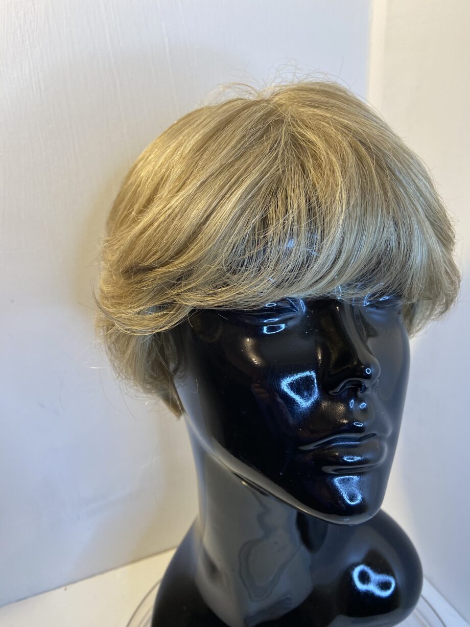 Short soft cap blonde Ellen Wille design. Blss408