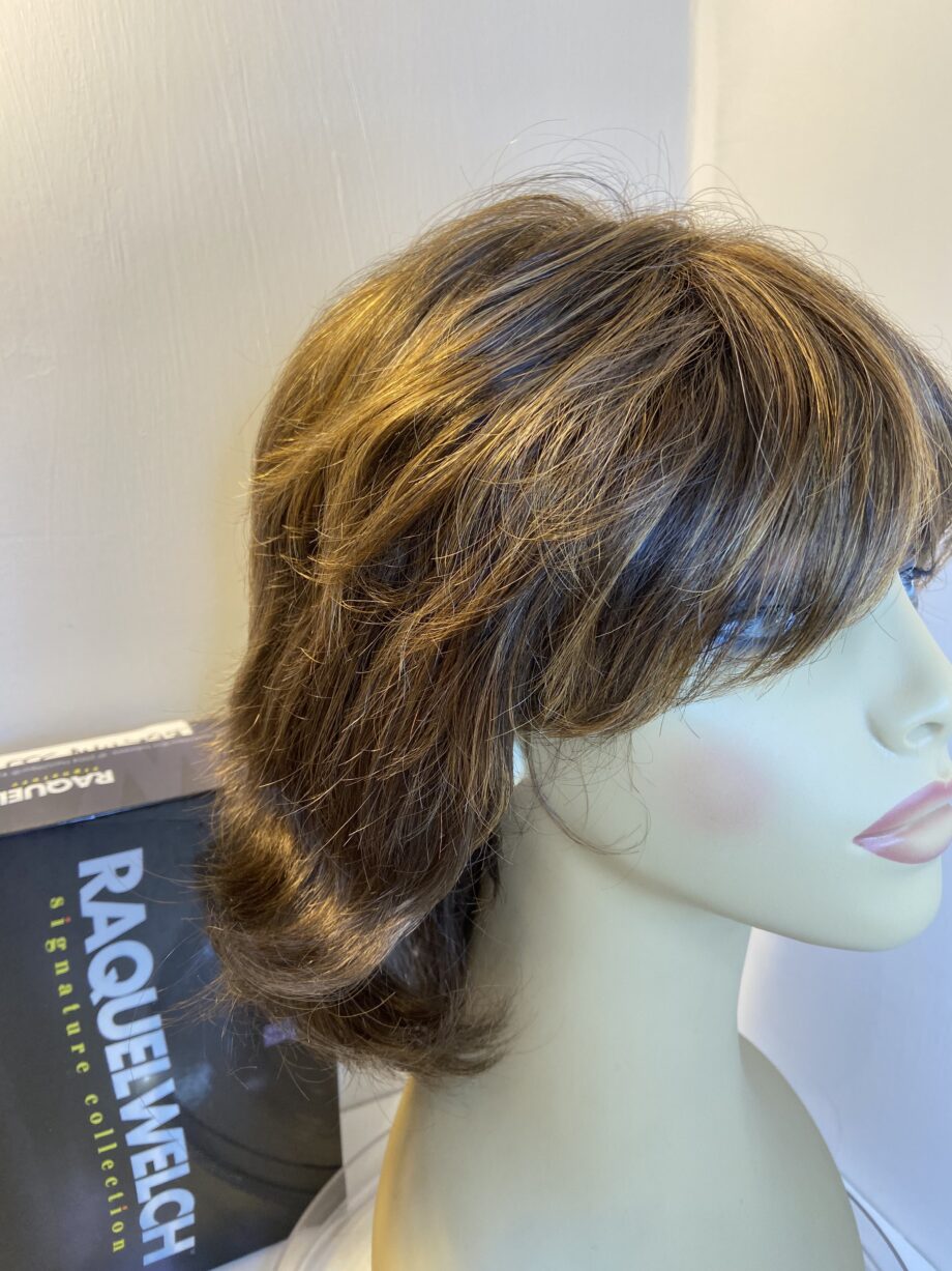 Raquel Welch brown boxed wig. Bbrmw335