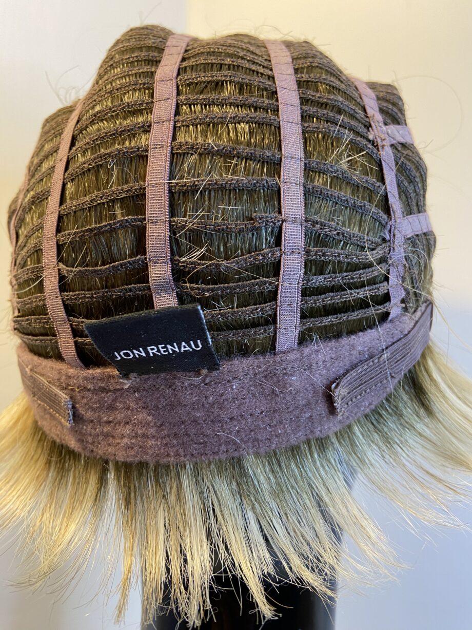 Rooted blonde short boxed wig. Bblss341