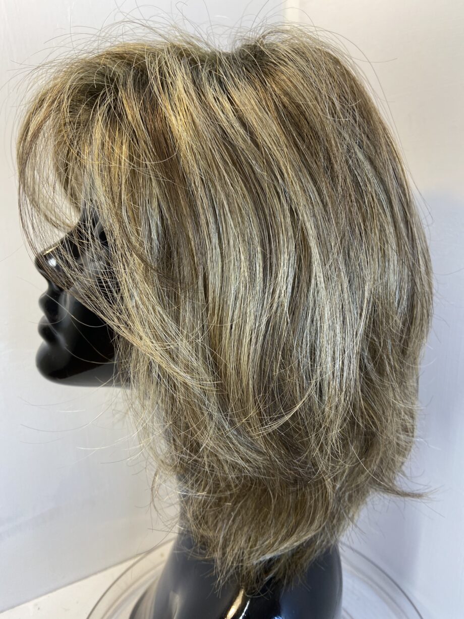Light brown long wavy rooted wig. Brlw630