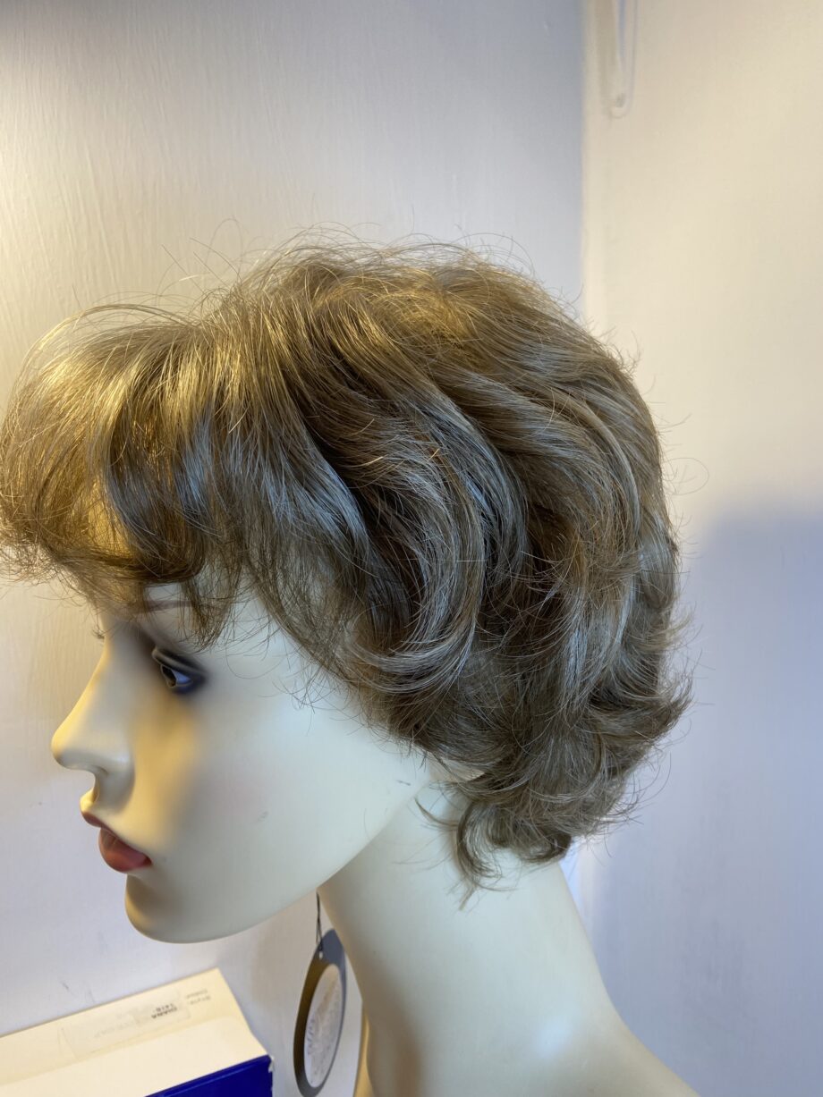 New wavy blonde light brown wig. Bbrmw343