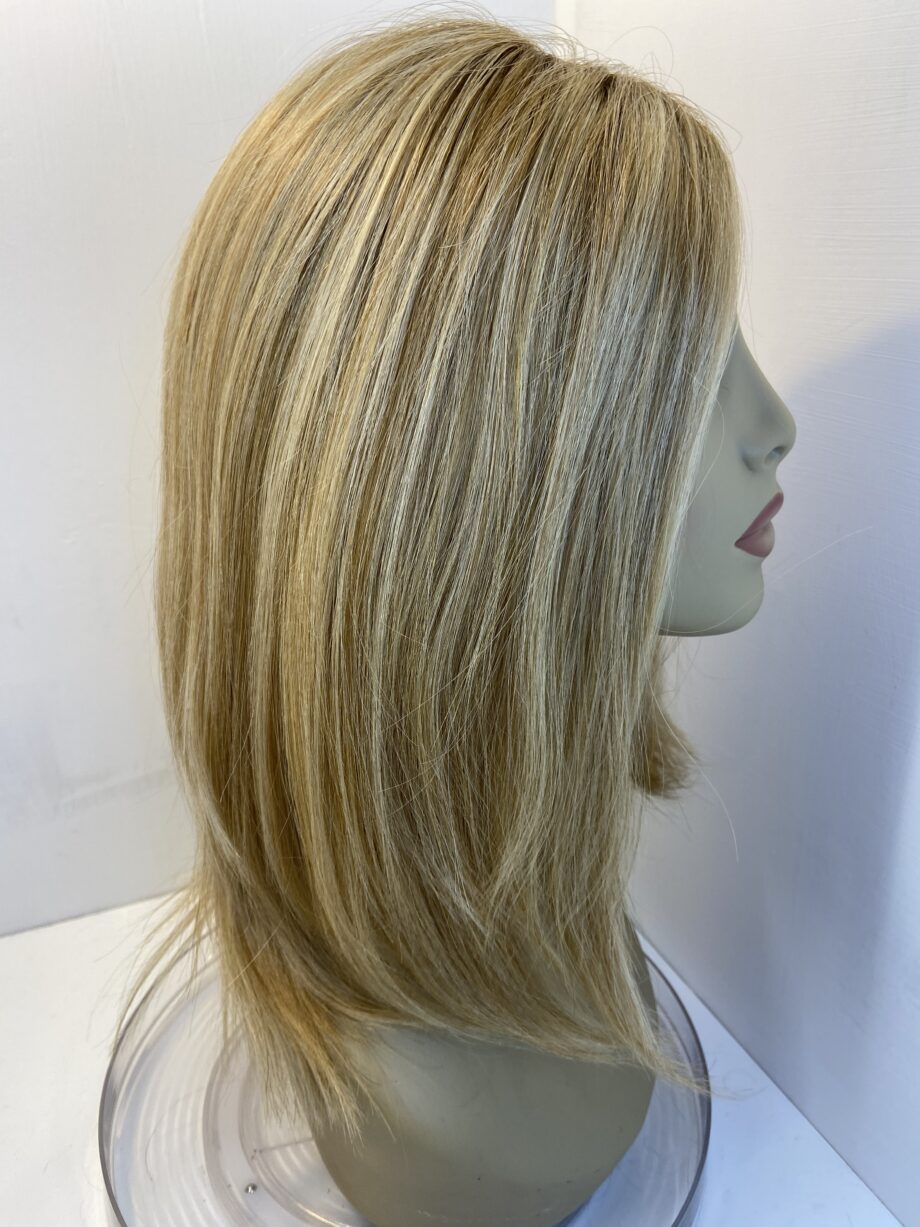 New long blonde wig. Blls702