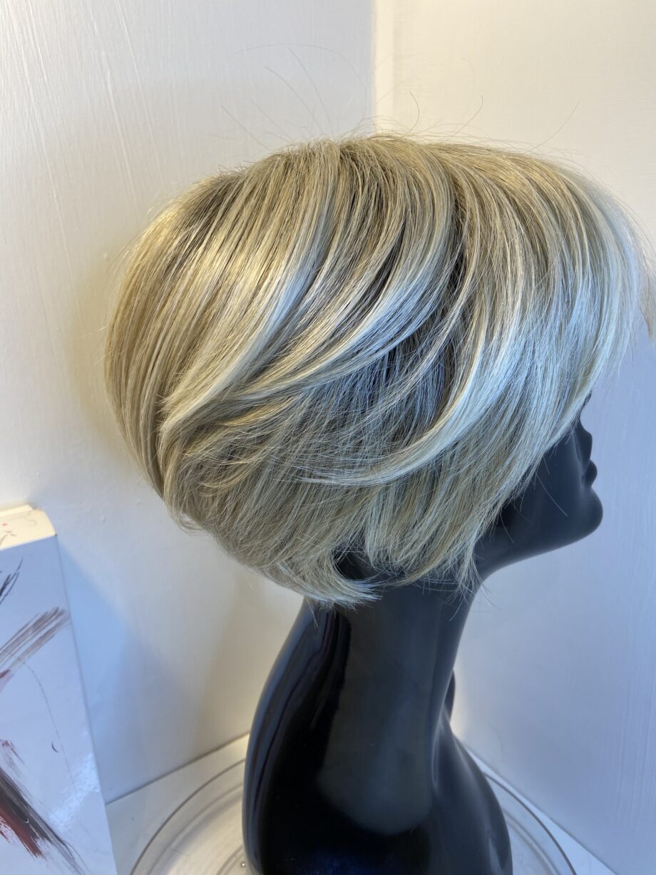 Rooted blonde short boxed wig. Bblss341