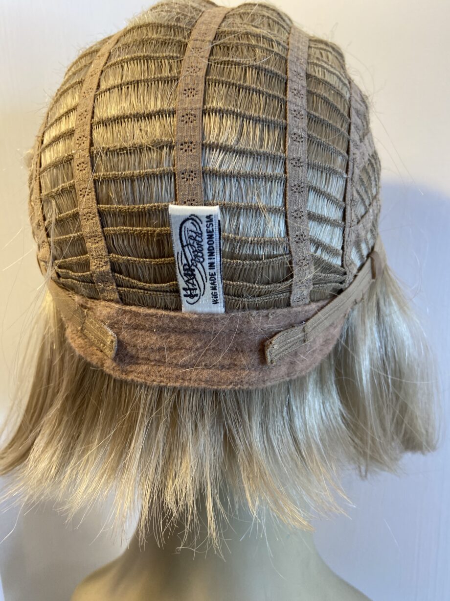 Light blonde hairworld wig. Bblms331