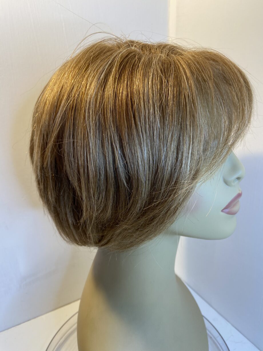 Soft cap blonde highlighted wig. Blms613