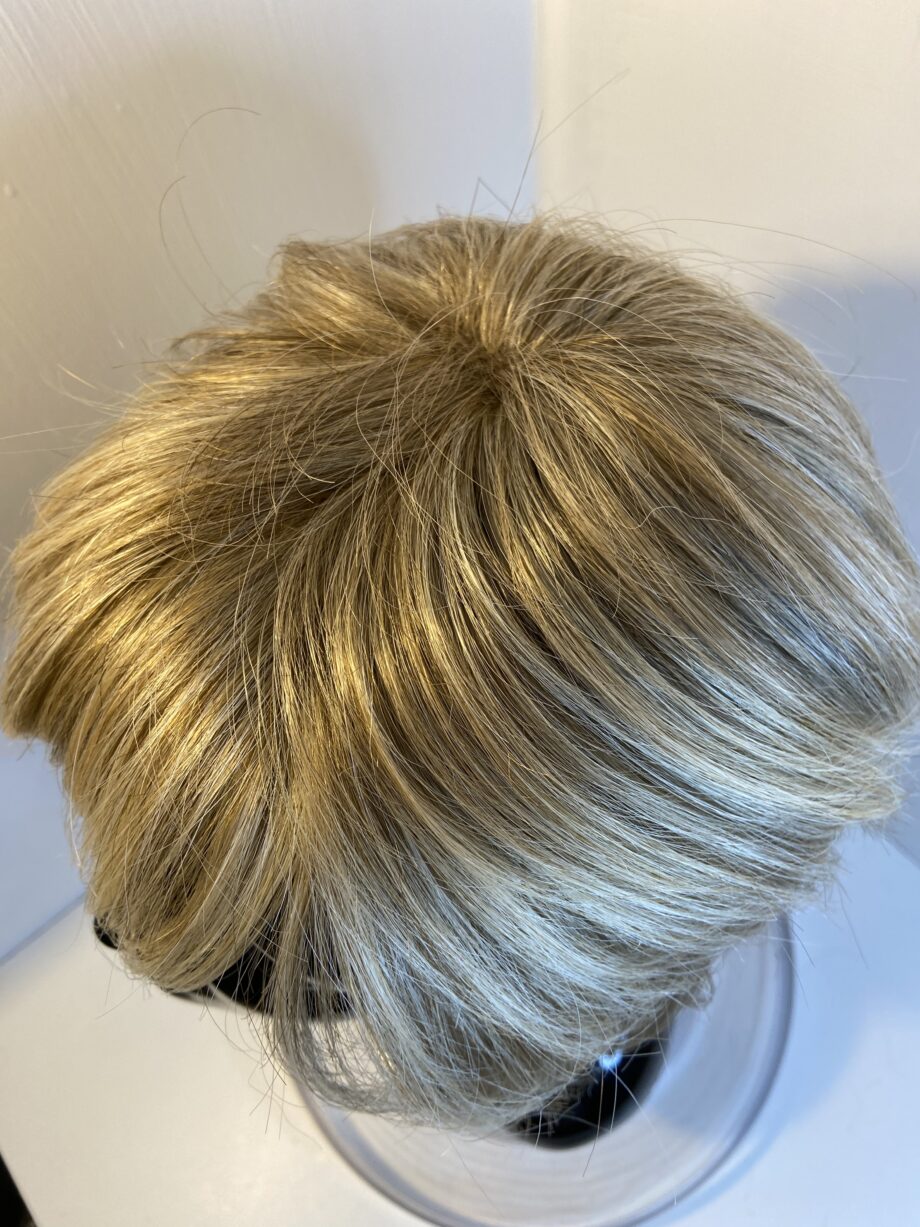 Stylish blonde wig. Blms543