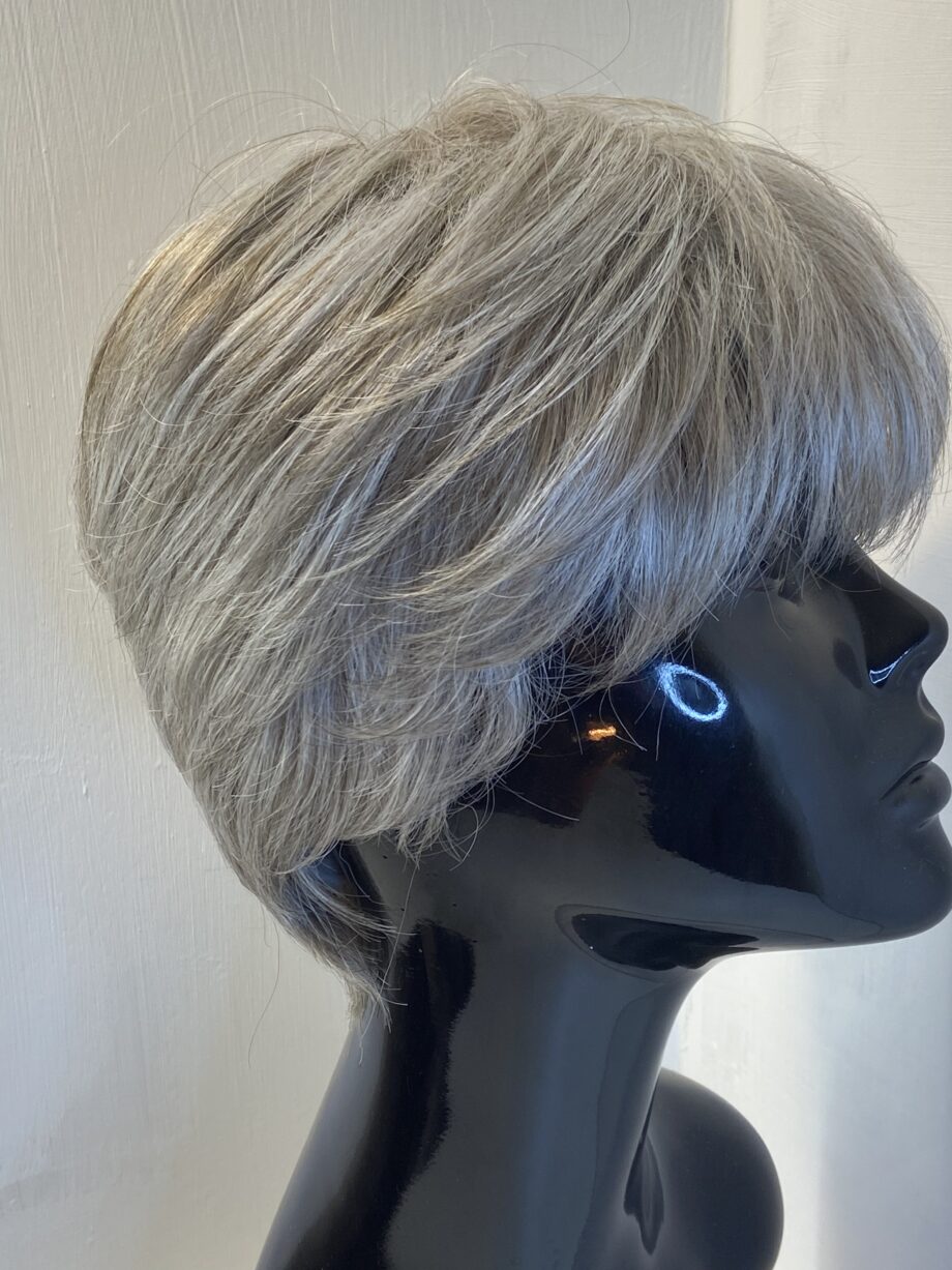 Short grey Elle Wille wig. Gss96