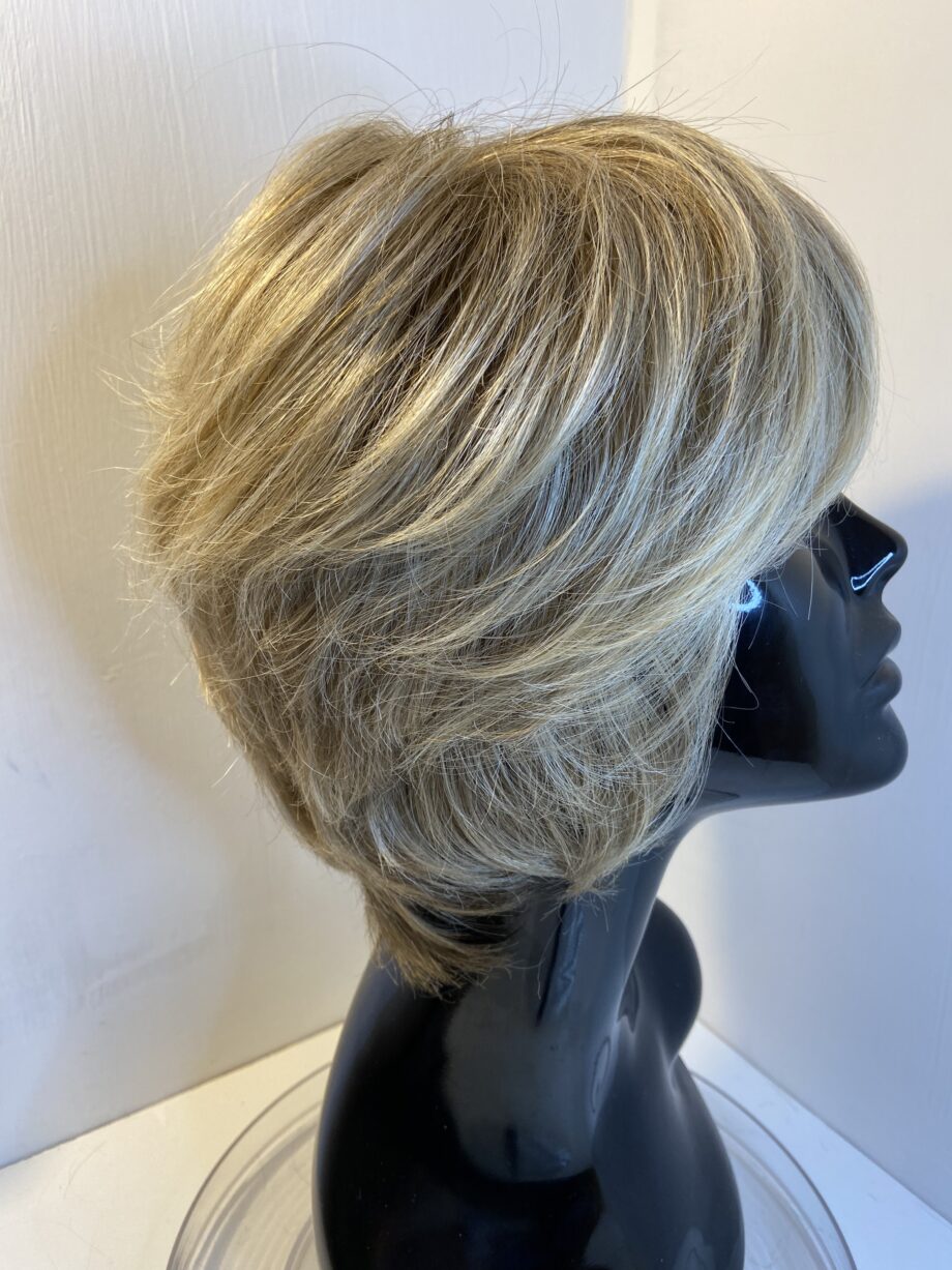 Stylish blonde wig. Blms543