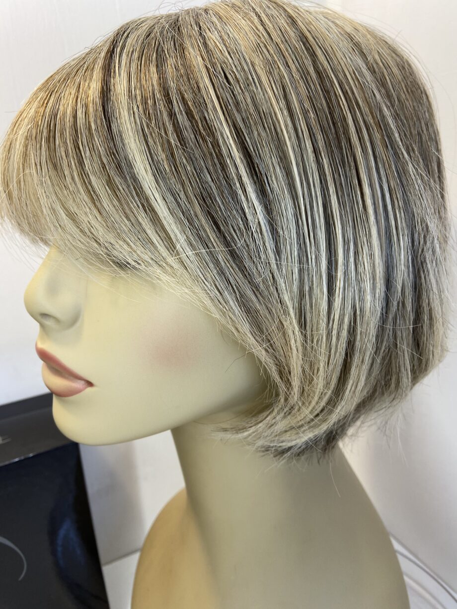 Frosted blonde wig. Bblms349