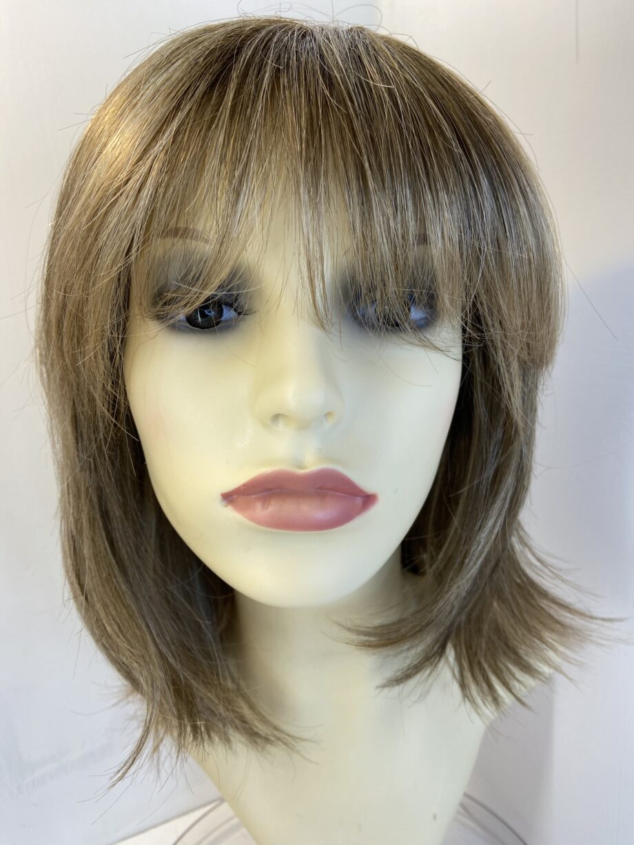 Beautiful long blonde light brown wig. Blls629