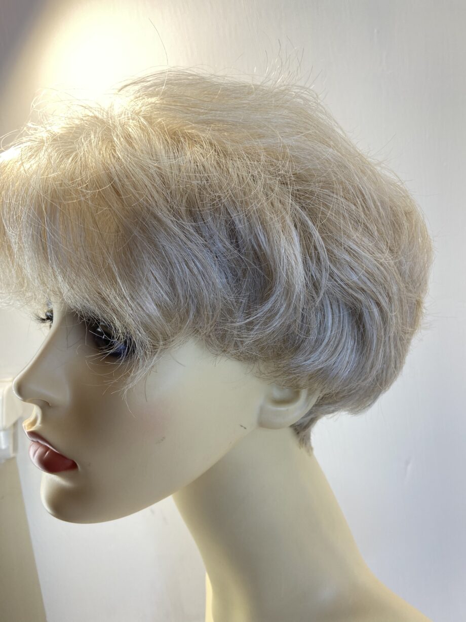Light blonde / gray wig. Blcm98