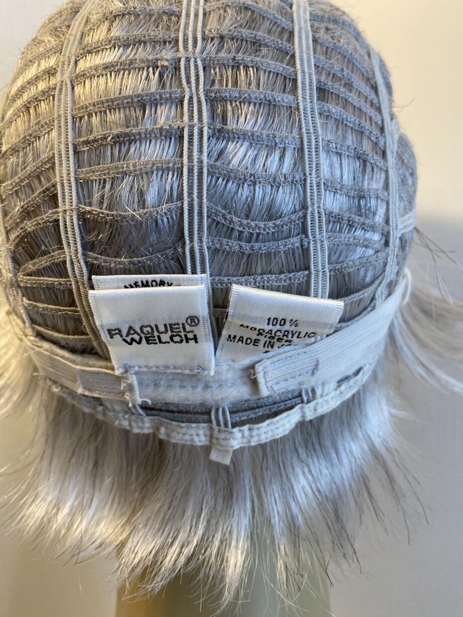 New never worn Raquel Welch silver short wig. Gss533