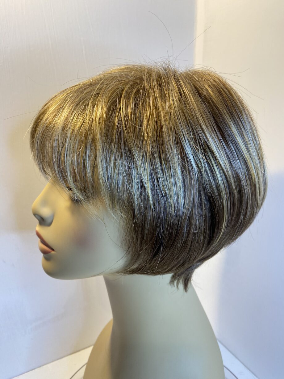 Lovely Shiny brown wig. Brss612