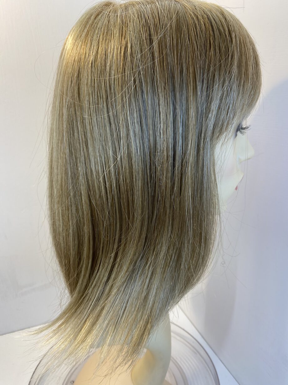Beautiful blonde designer wig. Bblls353