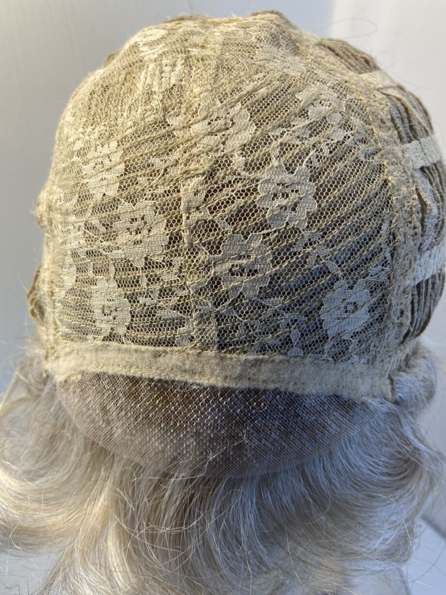 Light blonde / gray wig. Blcm98