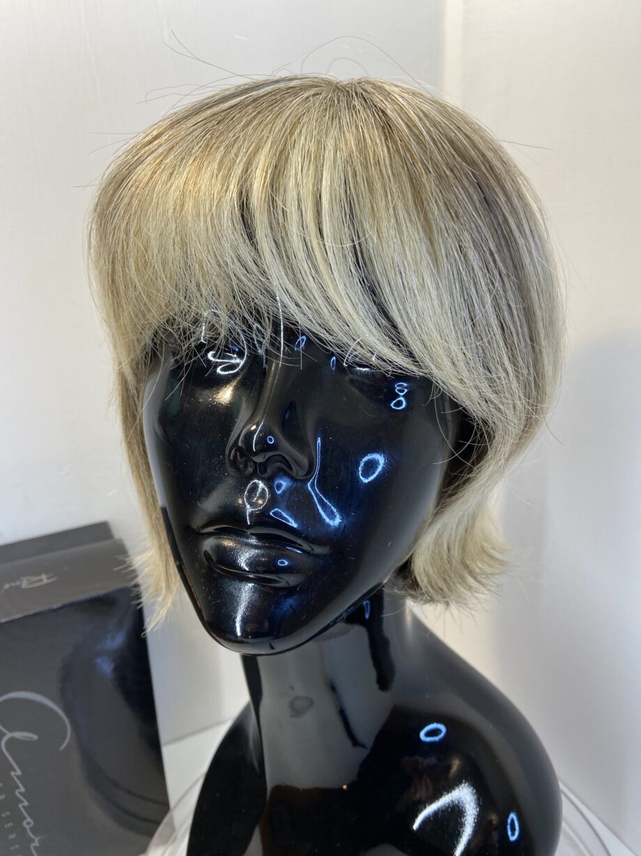 Boxed blonde short wig. Bblms350
