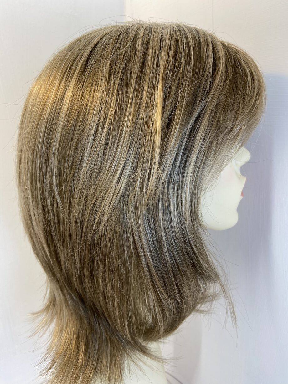 Beautiful long blonde light brown wig. Blls629