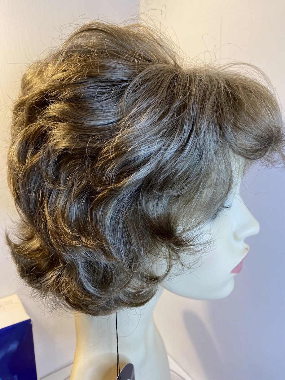 New wavy blonde light brown wig. Bbrmw343