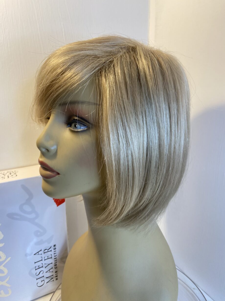 Light blonde hairworld wig. Bblms331