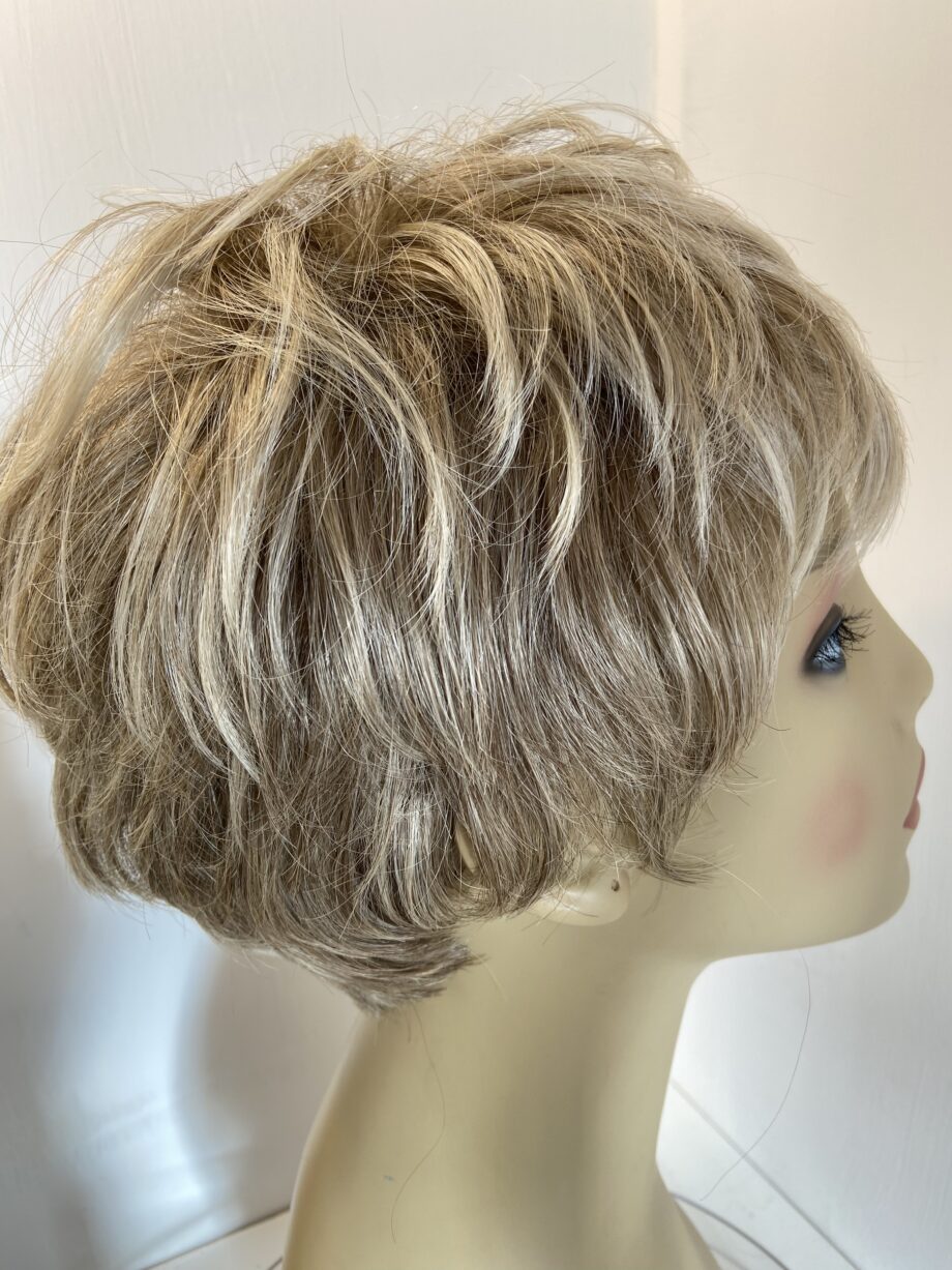 Raquel Welch blonde wig. Blms79