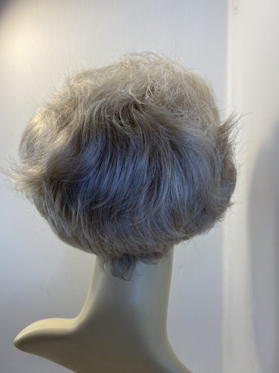 Light blonde / gray wig. Blcm98