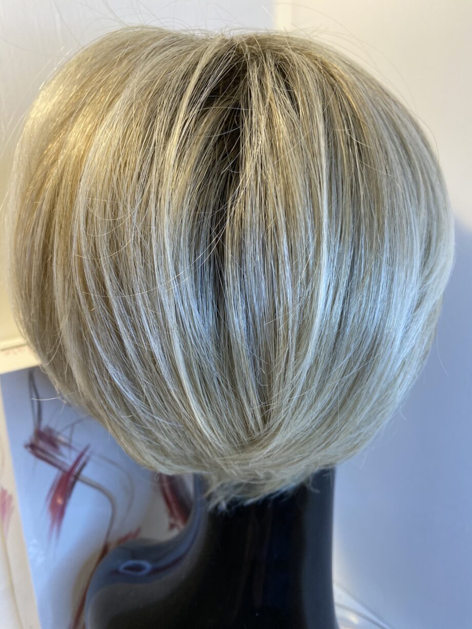 Rooted blonde short boxed wig. Bblss341