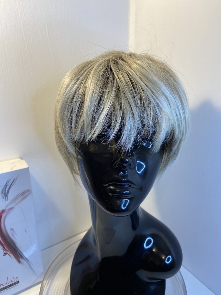 Rooted blonde short boxed wig. Bblss341
