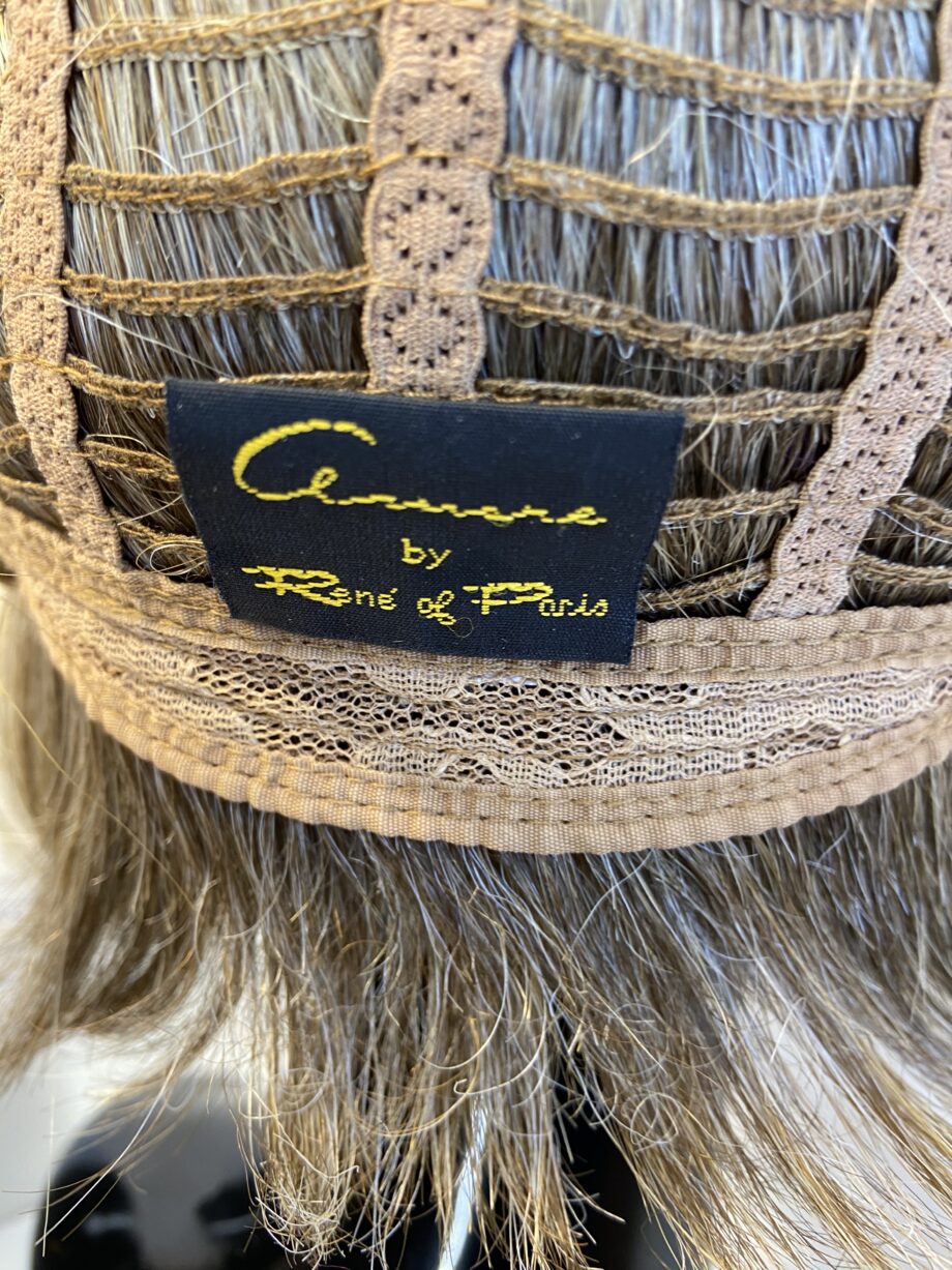 Boxed blonde short wig. Bblms350