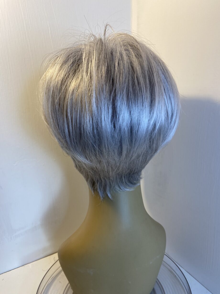 New never worn Raquel Welch silver short wig. Gss533