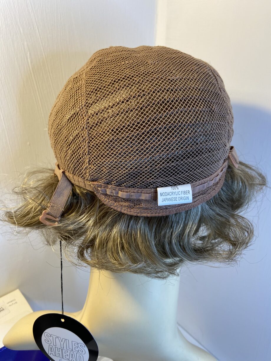 New wavy blonde light brown wig. Bbrmw343
