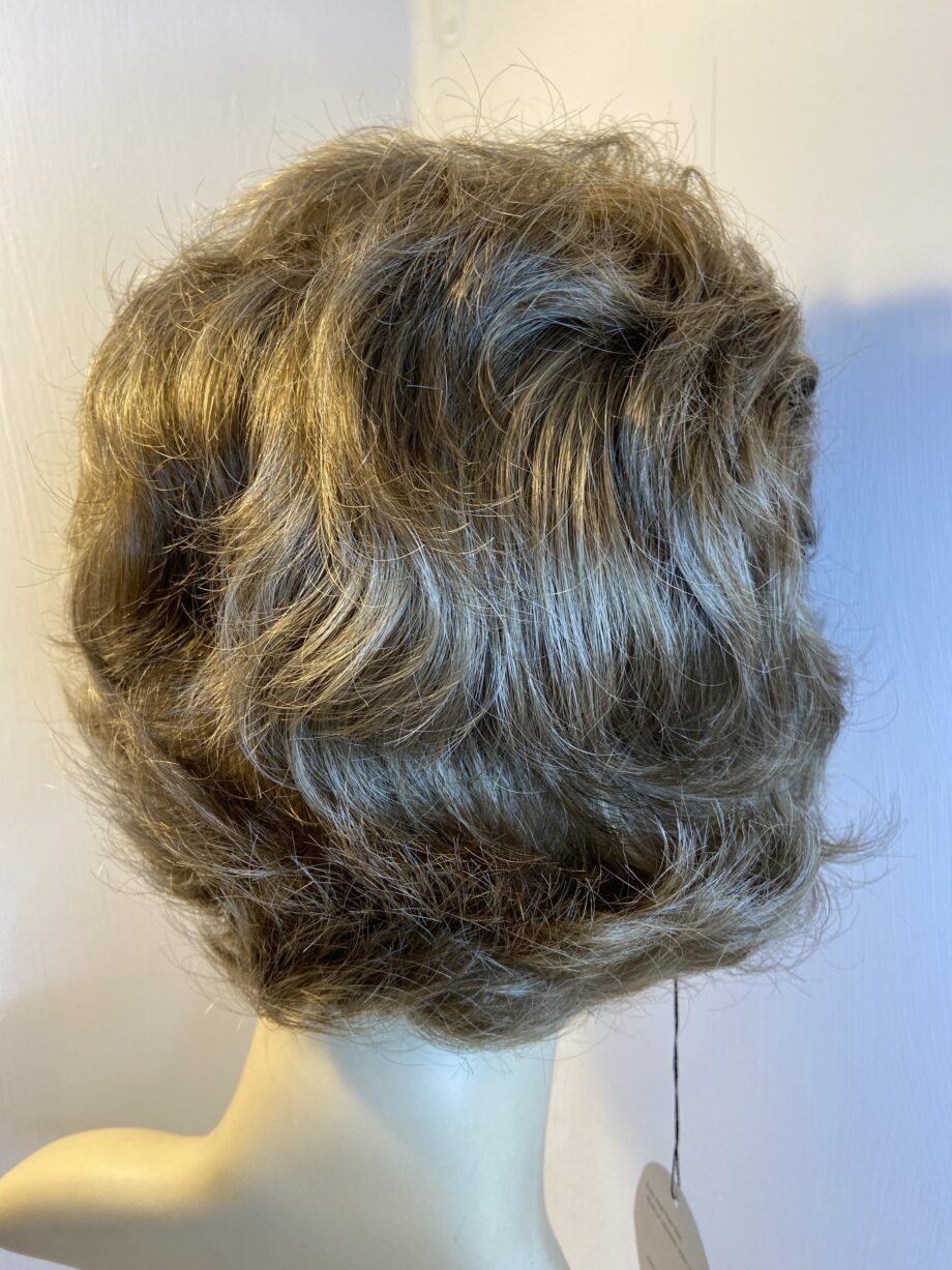 New wavy blonde light brown wig. Bbrmw343