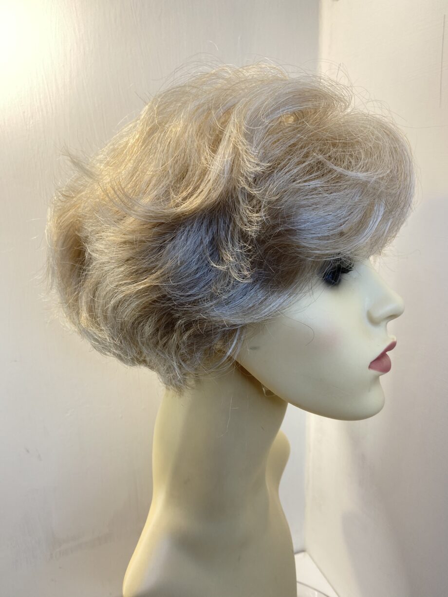 Light blonde / gray wig. Blcm98