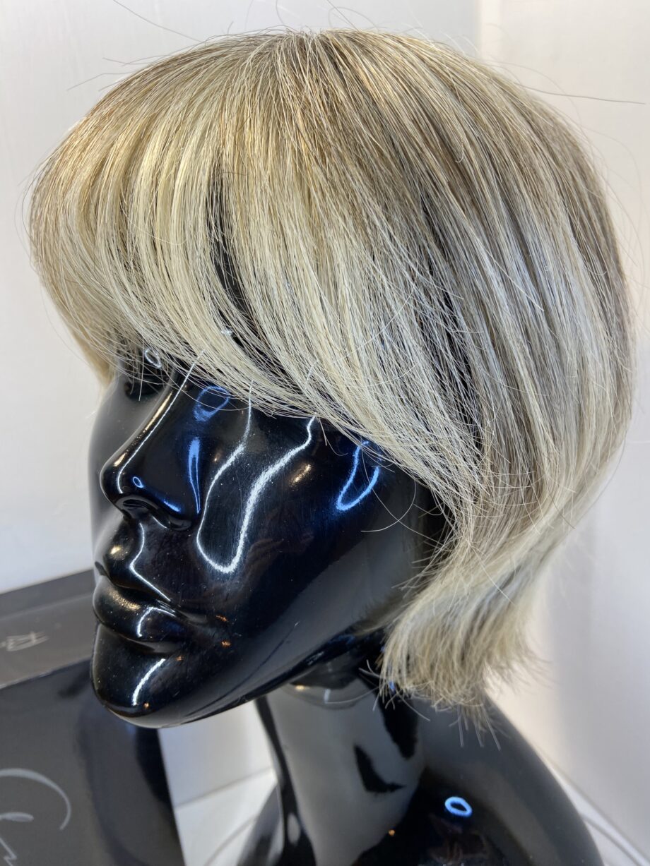 Boxed blonde short wig. Bblms350