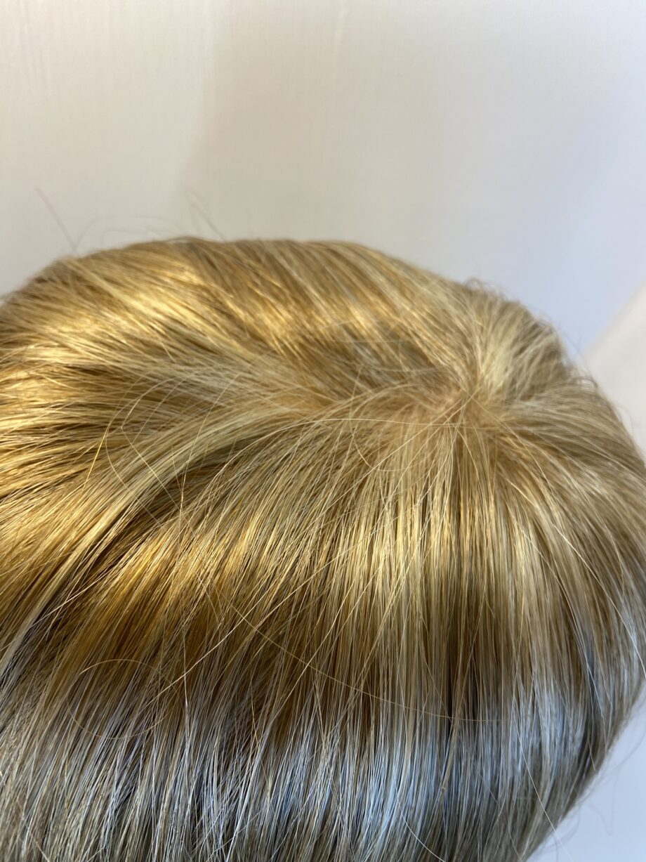 Beautiful blonde designer wig. Bblls353
