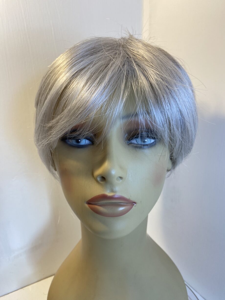 New never worn Raquel Welch silver short wig. Gss533