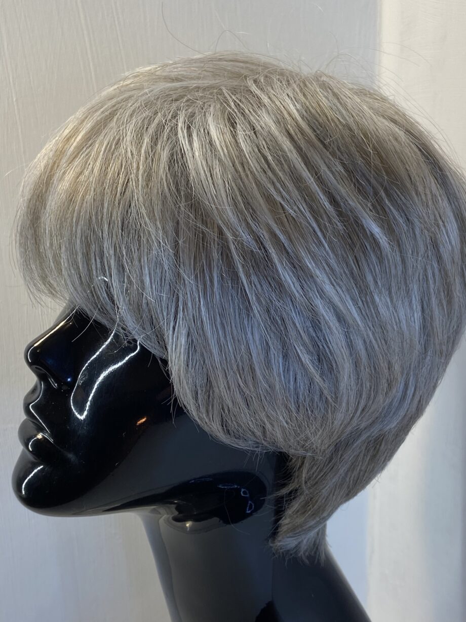 Short grey Elle Wille wig. Gss96