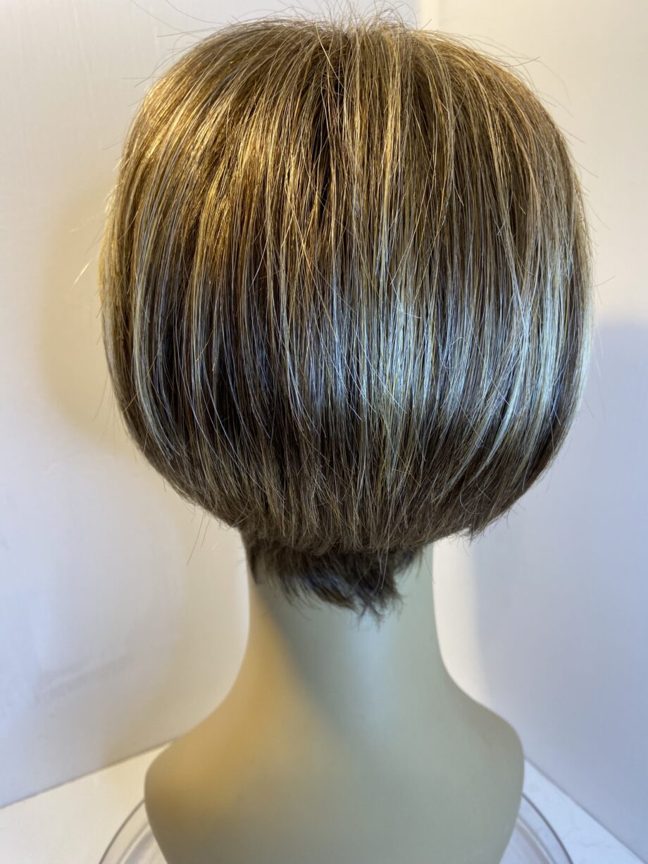 Lovely Shiny brown wig. Brss612