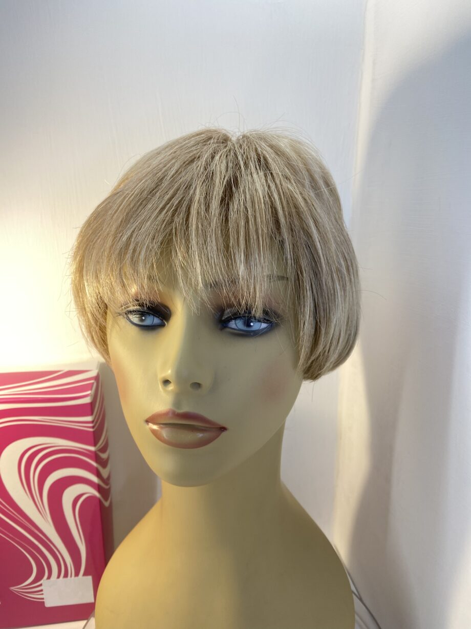 Dimples collection blonde wig. Bblss346