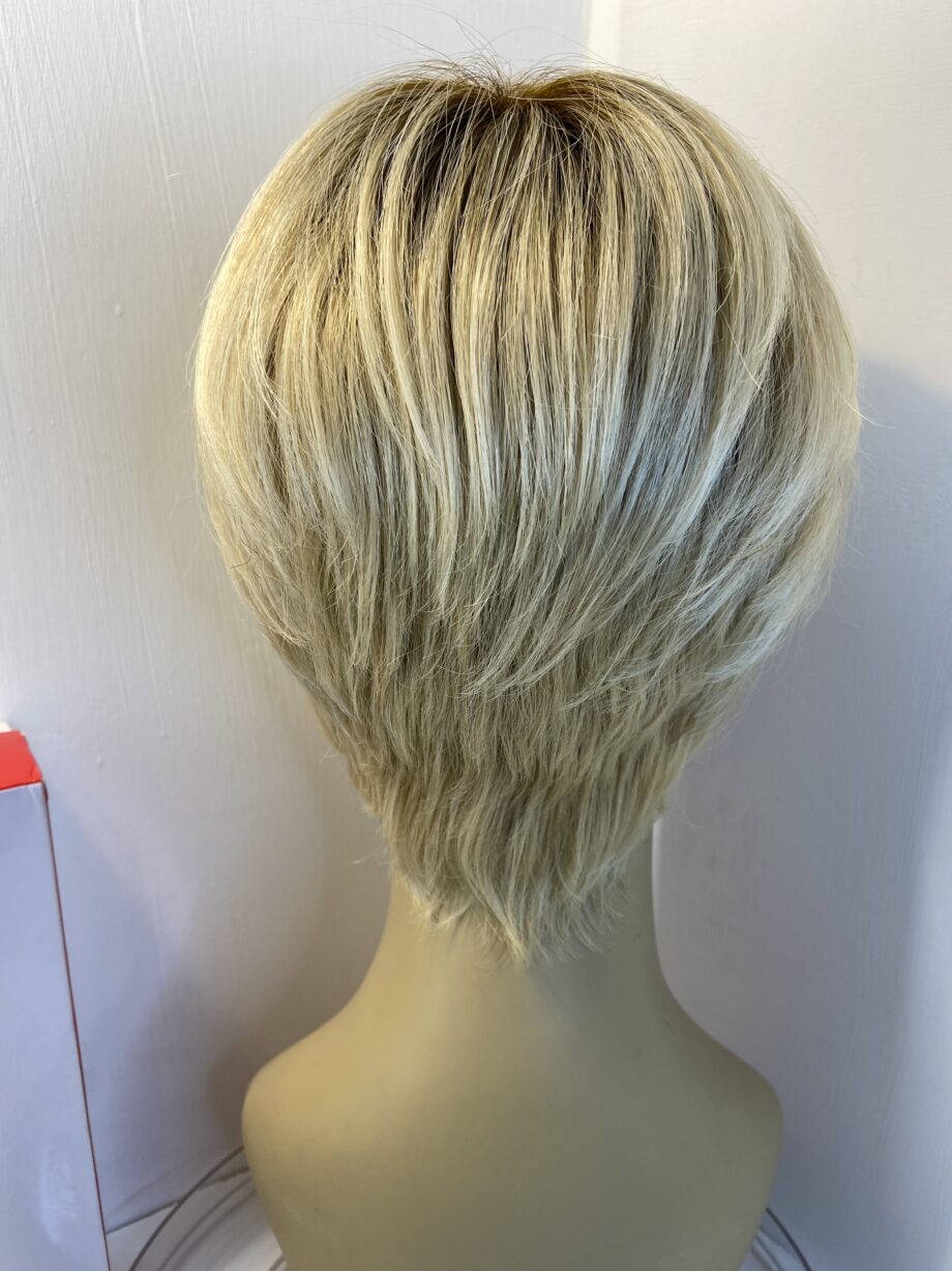 Rooted blonde Elle Willie boxed wig. Bblss345
