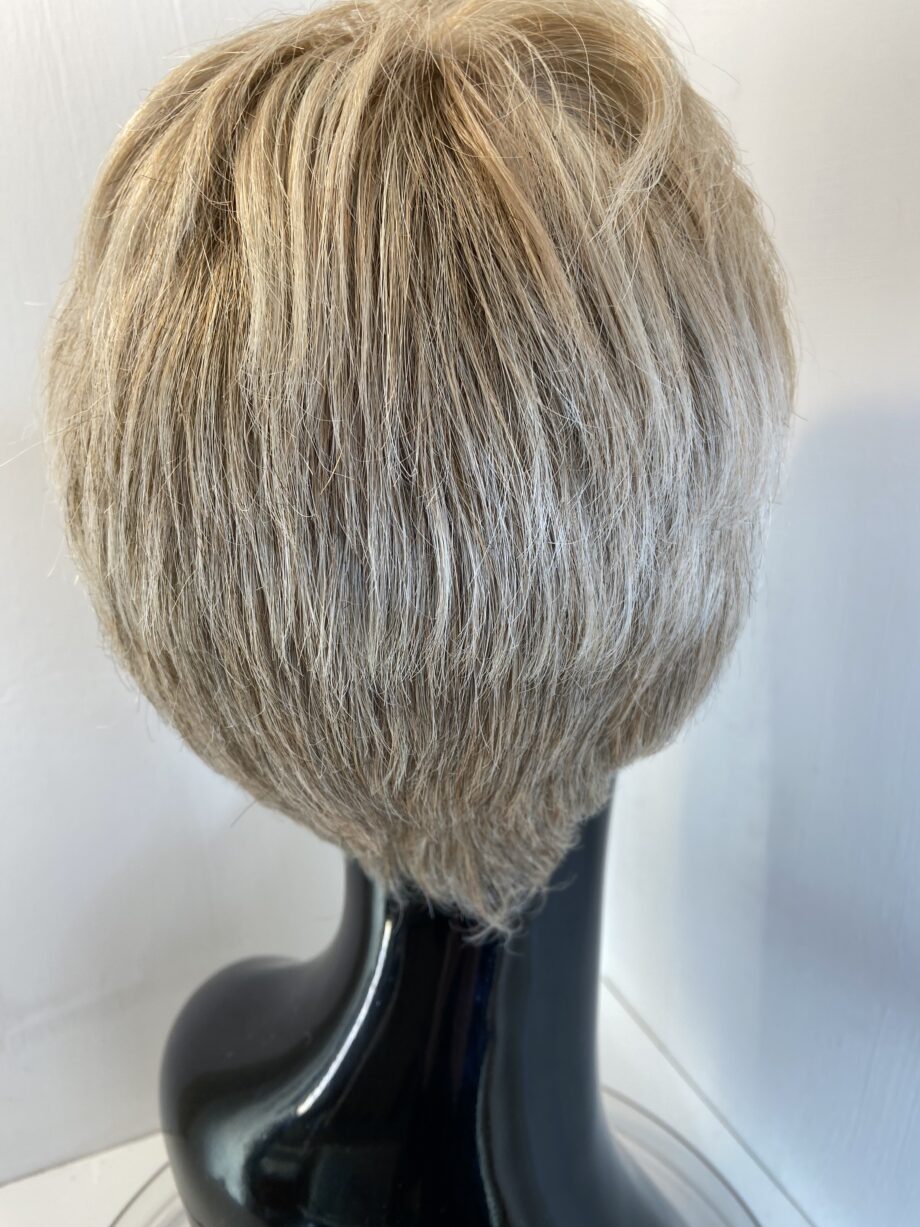 Short blonde Elle Wille collection wig. Blss76