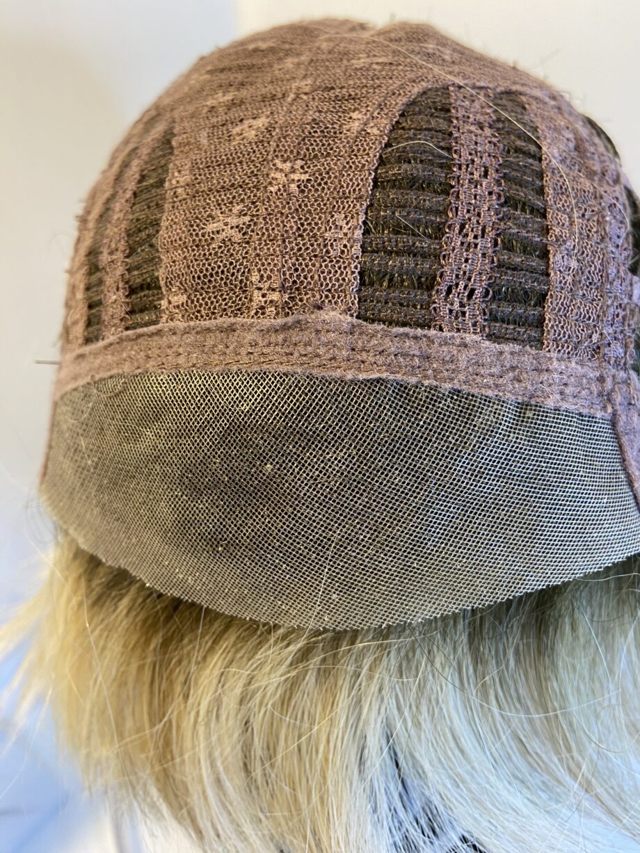 Rooted blonde short boxed wig. Bblss341