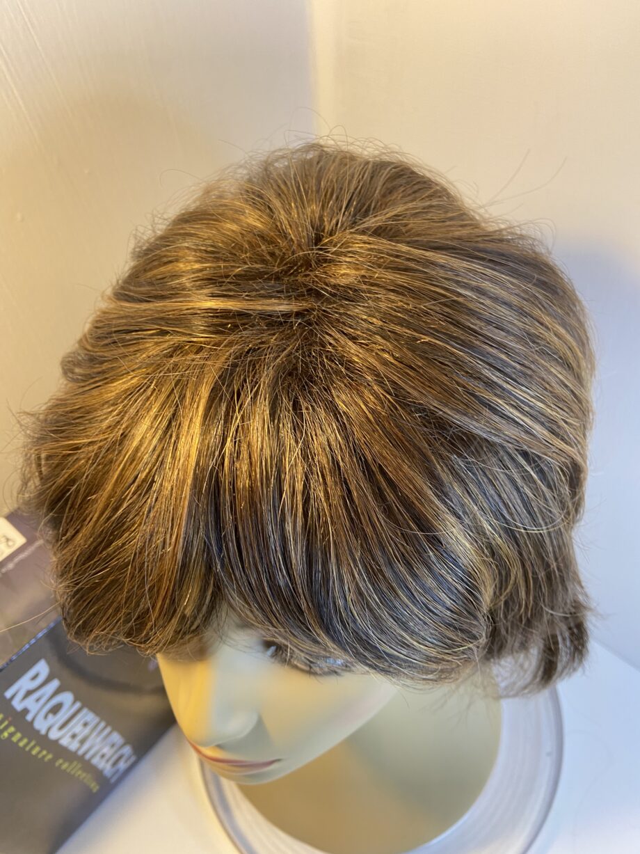 Raquel Welch brown boxed wig. Bbrmw335