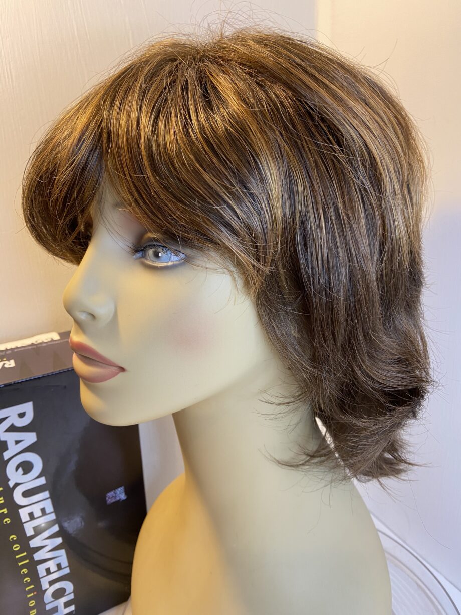 Raquel Welch brown boxed wig. Bbrmw335