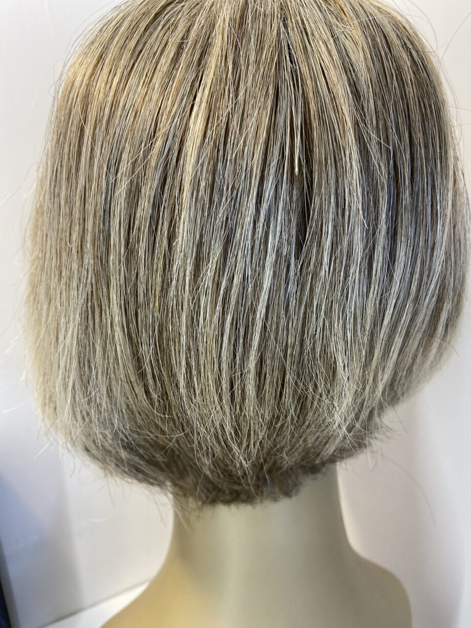 Frosted blonde wig. Bblms349