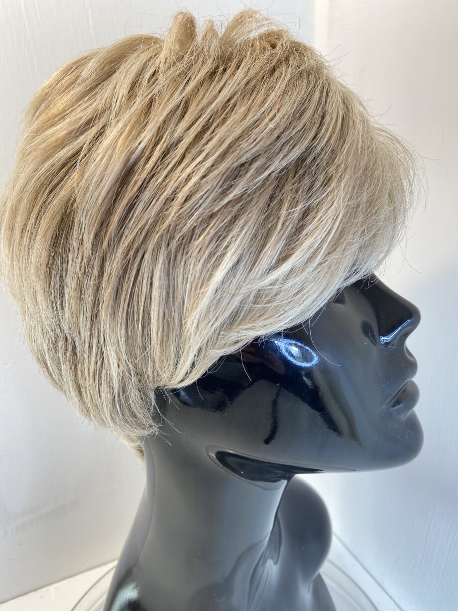 Short blonde Elle Wille collection wig. Blss76