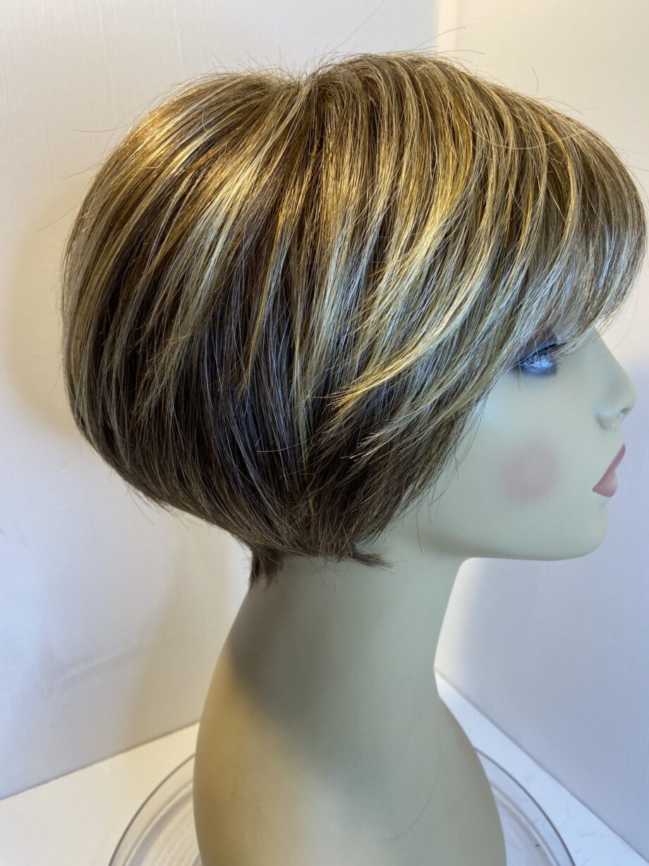 Lovely Shiny brown wig. Brss612