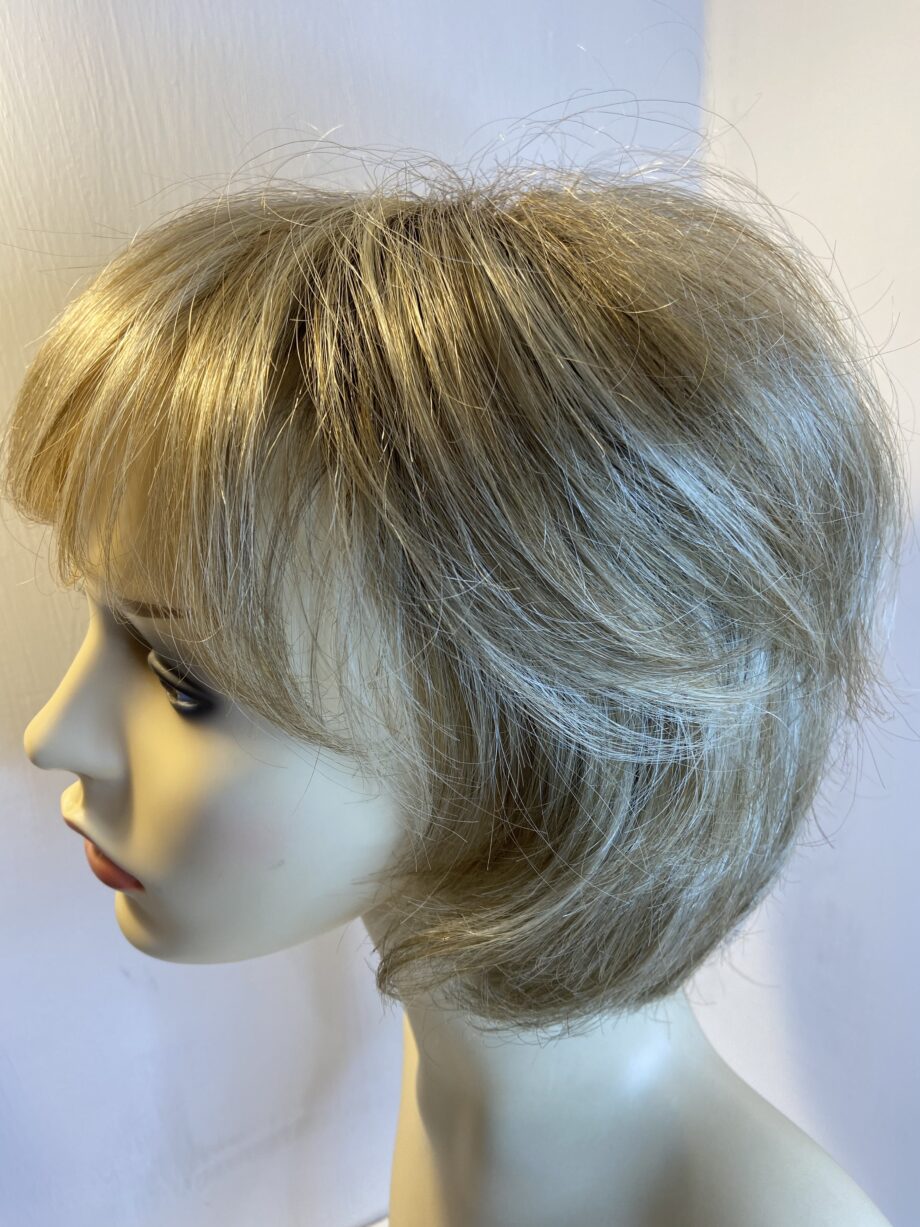 Blonde rooted wig. Blms542