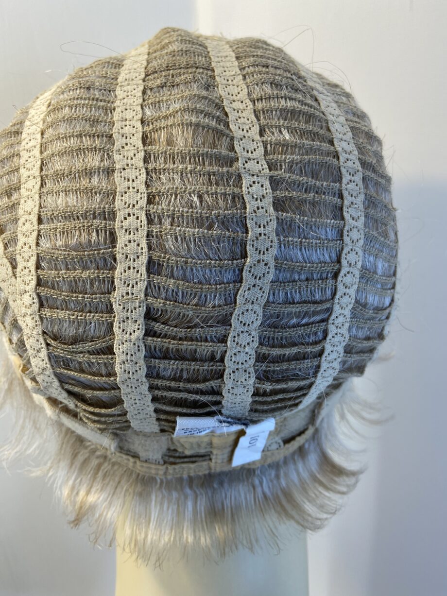 Light blonde / gray wig. Blcm98
